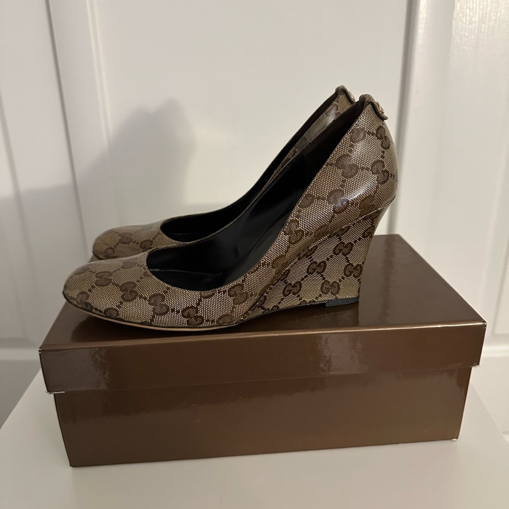 Women’s gucci shoes size 7. Crystal GG beige ebony